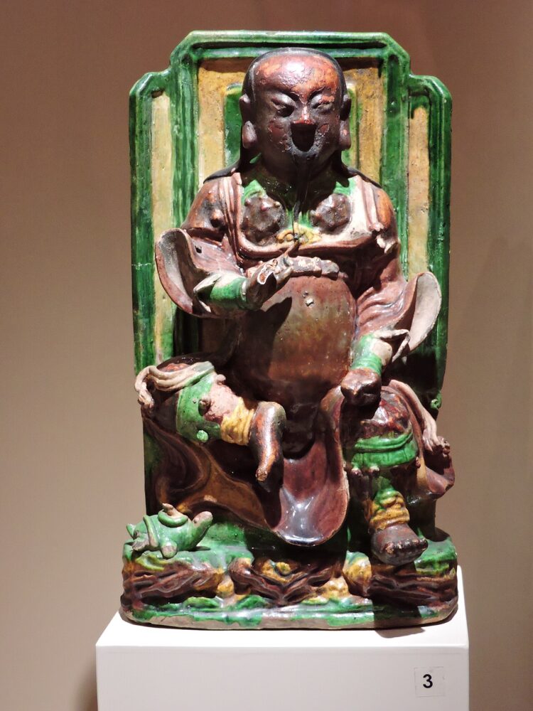 Stoneware with glaze figurine of Guandi, the god of war. Ming Dynasty, 17th cent. (29043744632)
